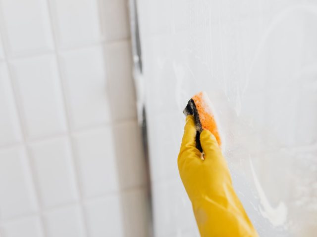 Nettoyer la salle de bain en 10 minutes : routine efficace