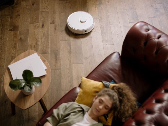 Roborock ou Roomba : quel aspirateur robot choisir